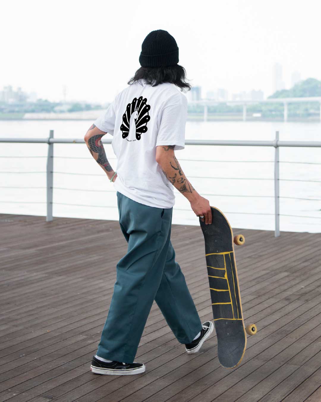 Eltece Marque de vêtements Pau Logo Paon Identité visuelle Logo Noir&Blanc Culture urbaine et streetwear Habits mixes